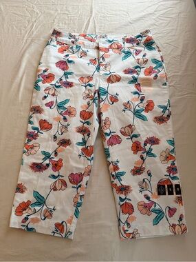St. John's Bay White Posie Floral Capri